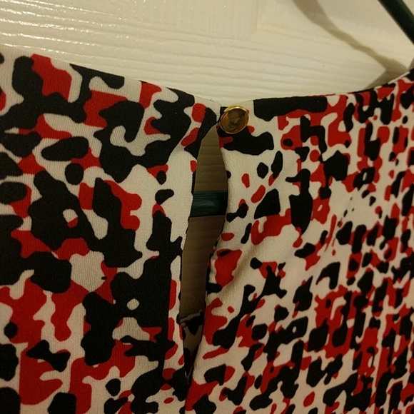 Calvin Klein patterned top. - Picture 5 of 6